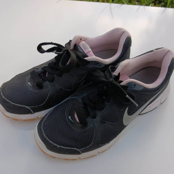 Nike Women's Revolution size 7 black pink Grade School kids - Picture 2 of 11
